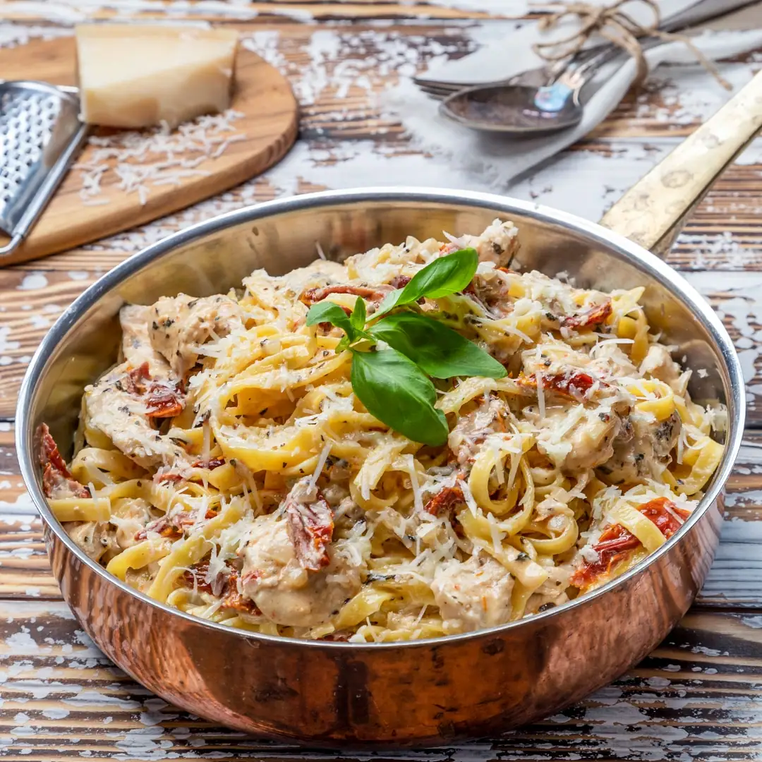 Kyckling- pasta med soltorkade tomater