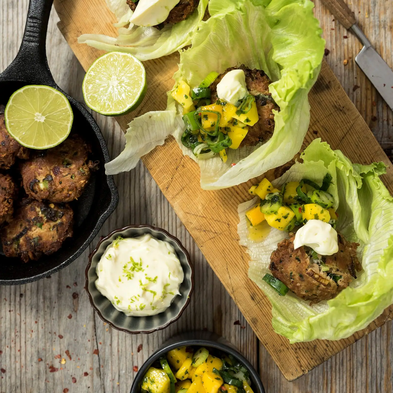 Tuna-cakes i salladsblad